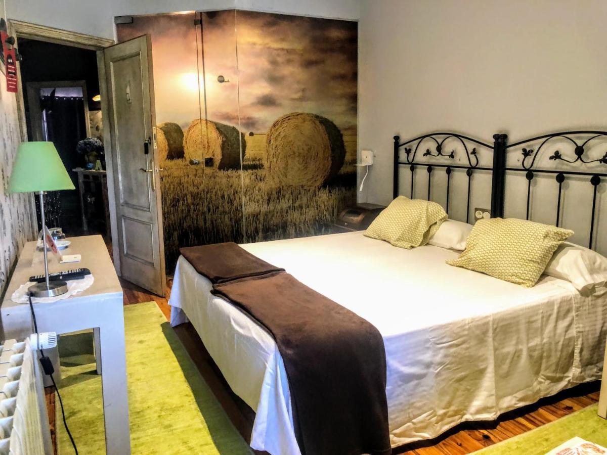 Hostal Rural Txapi Txuri Logis Hotels Murillo el Fruto Exterior foto